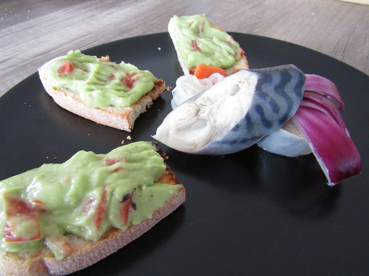 Mic dejun cu macrou marinat si guacamole