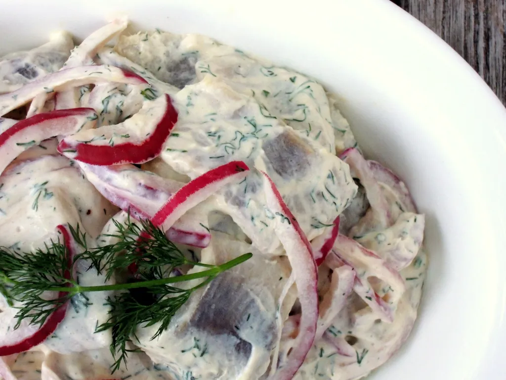 Salata de hering marinat cu ceapa si smîntîna 