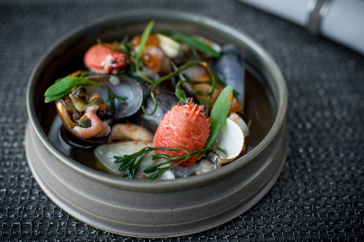 Consommé de fructe de mare, ghimbir și crustacee