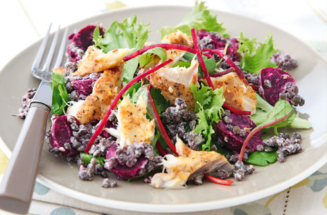 Salata de macrou cu sfecla rosie si maioneza