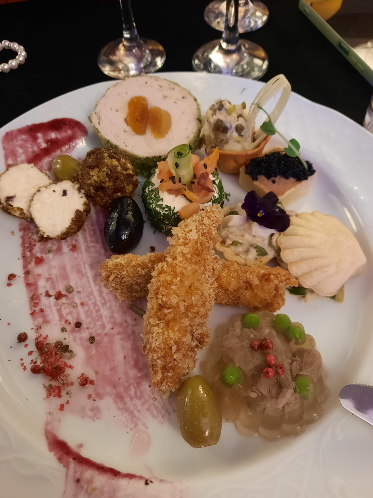 Platou festiv cu aperitive din pește