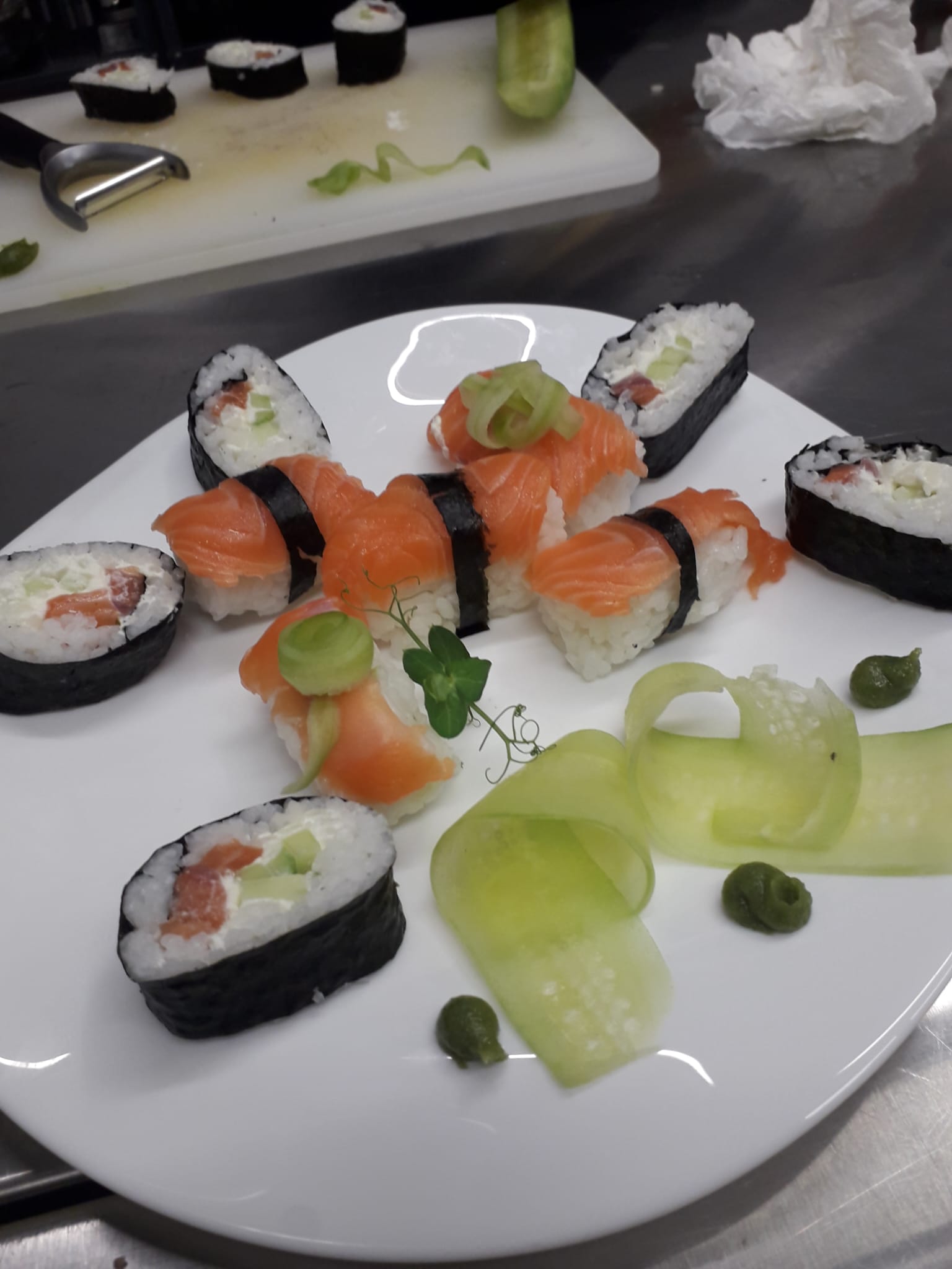 Sushi Maki cu somon și cremă de brânză