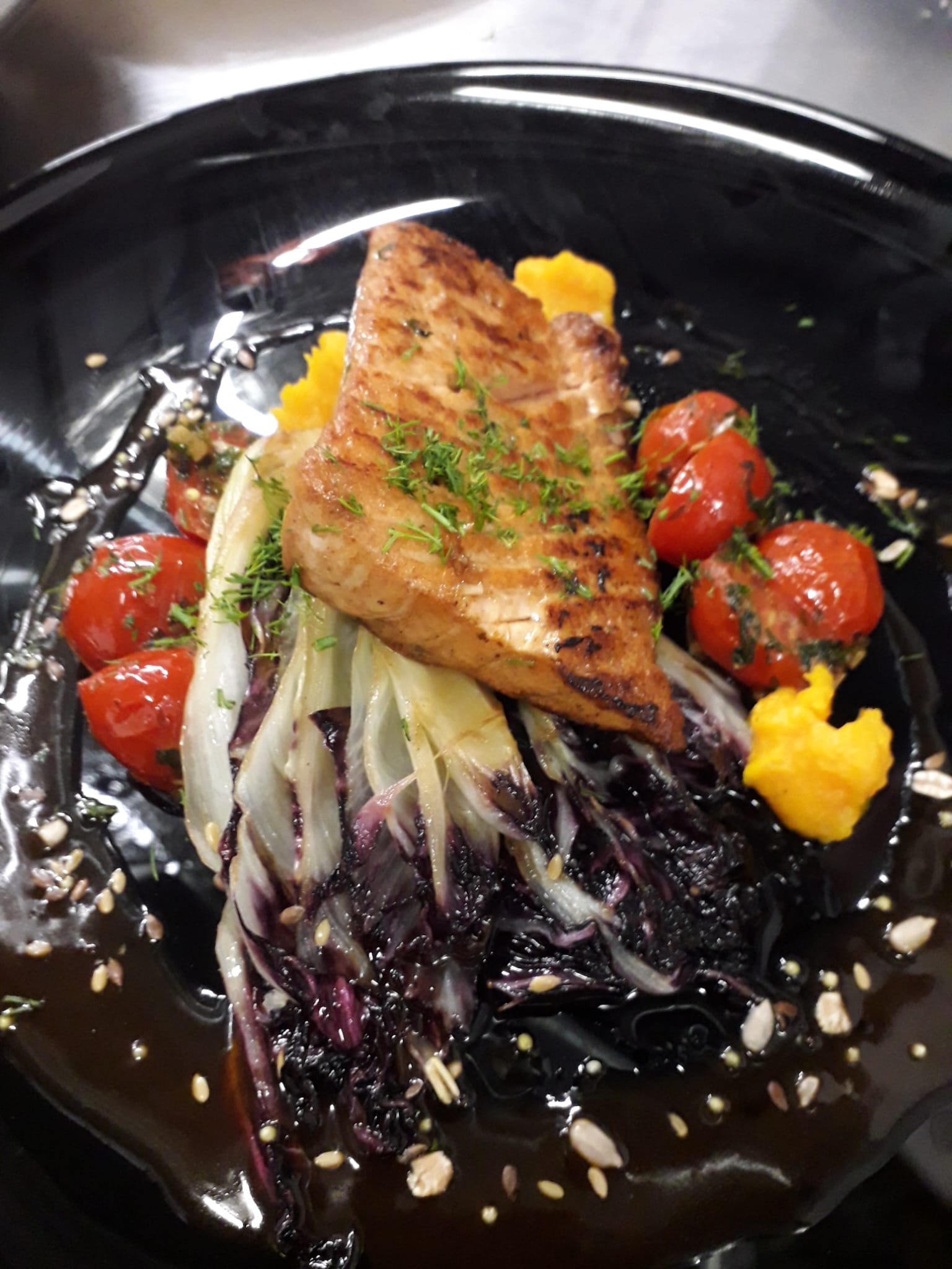 Cod prajit cu radicchio, roșii cherry și piure de dovleac