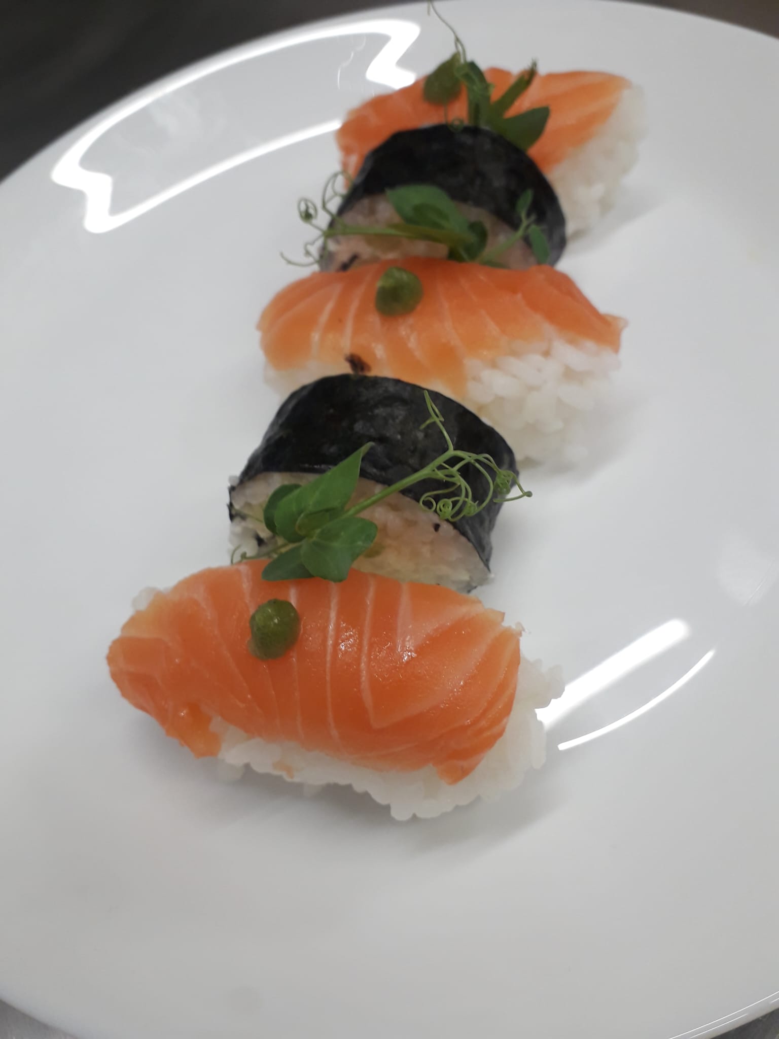 Nigiri sushi cu somon și Hosomaki cu pastă de ton