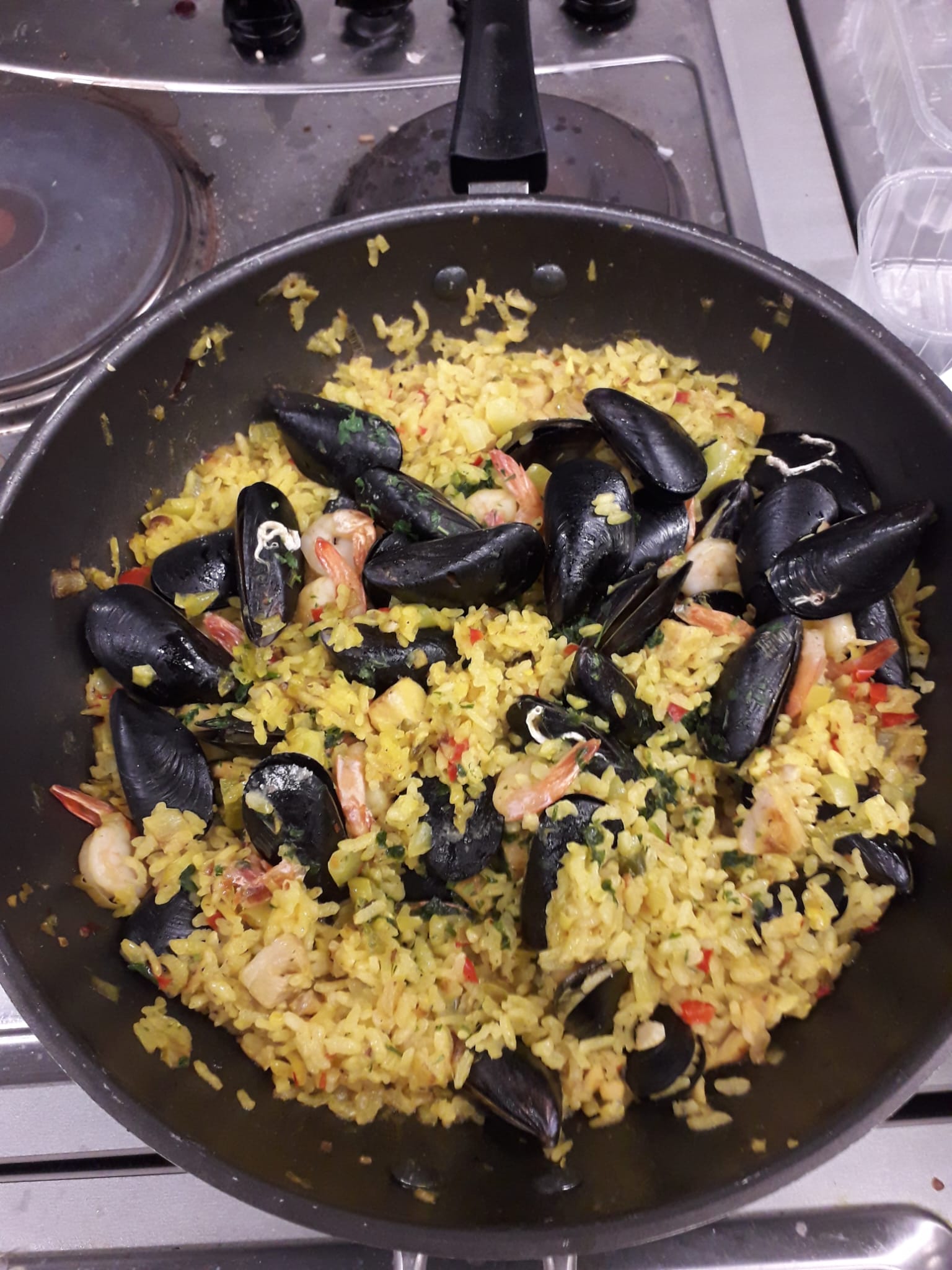 Paella cu midii și creveți