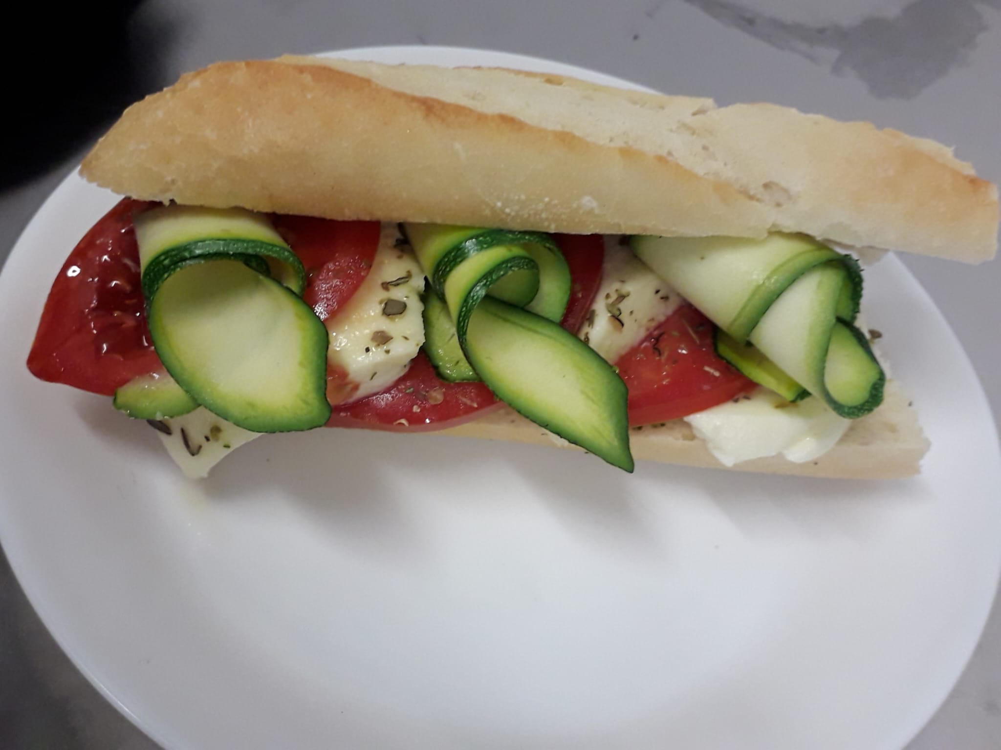Sandwich cu cod, mozzarella și dovlecel