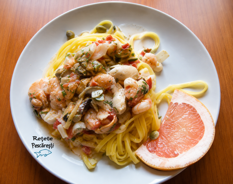 Tagliatelle cu fructe de mare și grapefruit