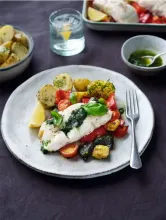 Merluciu la cuptor cu legume prăjite și ulei de busuioc