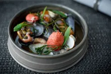 Consommé de fructe de mare, ghimbir și crustacee