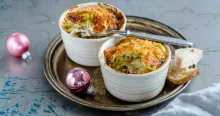 Gratin de surimi cu ceapă și sos cremos