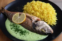 Dorada la cuptor cu sos verde cremos