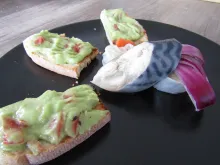 Mic dejun cu macrou marinat si guacamole