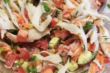 Salată de surimi și avocado