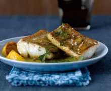 Șalău crocant cu unt de pătrunjel și lămâie caramelizată